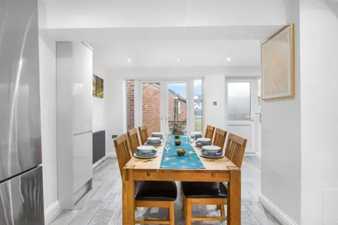 Gravesend 3 Beds By JADA Homes