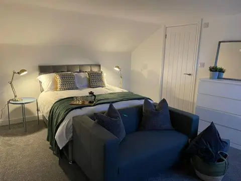 Large 6 bedroom all ensuite 2 with kitchenettes in Birkenhead Free Parking and Wifi Hosted by By Hinkley Homes Short Lets & Serviced Accommodation