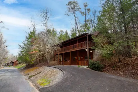 5 Mins to Pigeon Forge Strip w/ Hot Tub+Grill+MORE