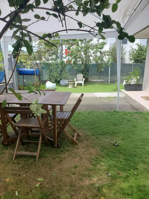 Hébergement en rez-de jardin clos proche de l'aéroport et des commodités