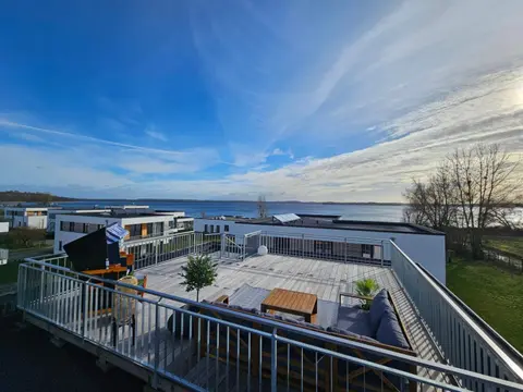 Sonnendeck Schwerin - Apartment mit Dachterrasse, Seeblick, Parkplatz, Fahrradschuppen, King-Size Bett - seenah relaxen