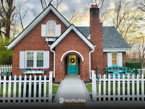 Cottage for 12, Close to Ark, Private Parking, 4BR