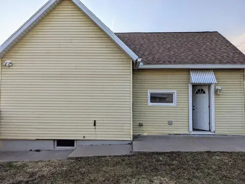 Moline 1 BR Near TaxSlayer and Downtown