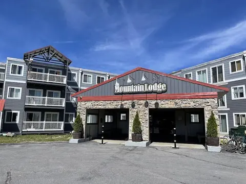 Snowshoe Ski-InSki-Out Steps to Ballhooter Lift Mountain Lodge Condo