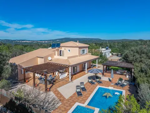 Stunning Countryside Villa w Private Garden & Pool