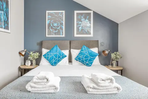 Stylish 1 Bed Apt , central , pkg, perfect for long stays