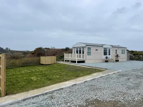 Chalet Sleeps 4 Near Cymyran Beach