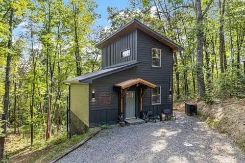 Smoky Mountains Cabin Near Dollywood - Hot Tub & Fire Pit