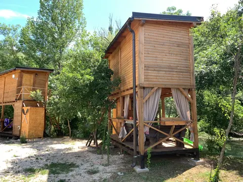 Delightful Treehouse w private beach