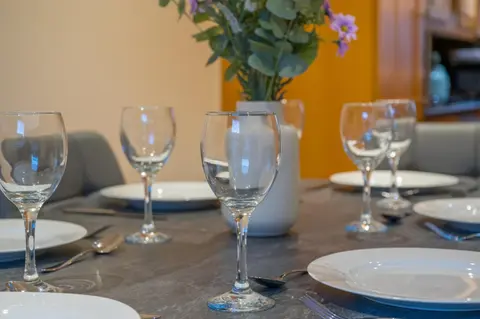 Stylish & spacious 3 bedroom entire house in Lisburn with parking