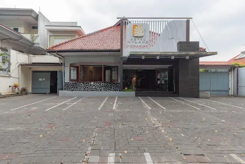 RedDoorz Plus @ Cipaganti Street 3
