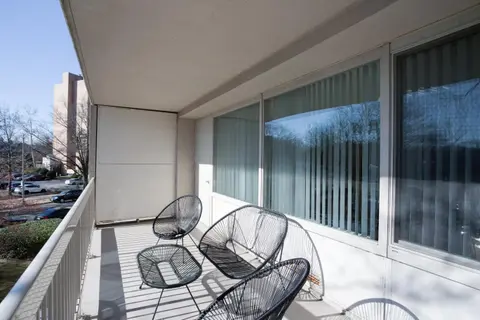 Comfortable & Luxury condo @Crystal City