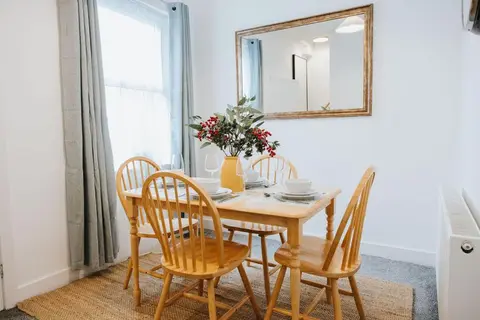 3 Bed - Modern Comfortable Stay - St Helens Town Centre