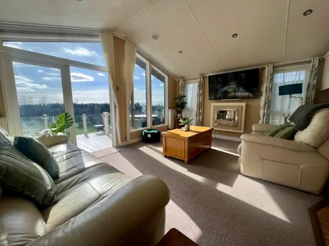 Hot Tub Lodge, Panoramic Views & Free Golf, Dog Friendly