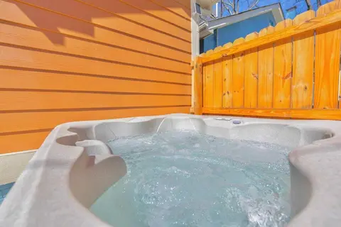 BRAND NEW Cozy Modern Bungalow w/Hot Tub+MovieRoom 7 MIN FROM UPTOWN