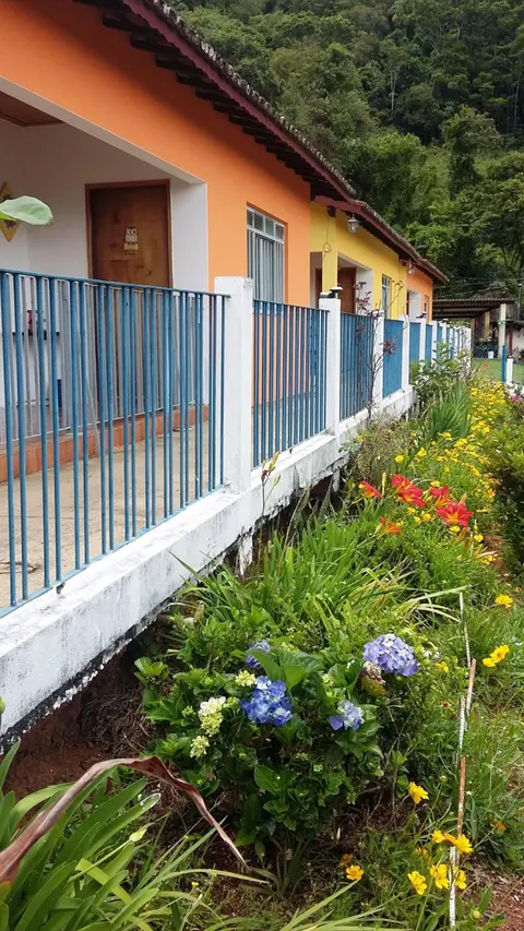 Casa ampla, 2 qtos, varanda, região de Extrema