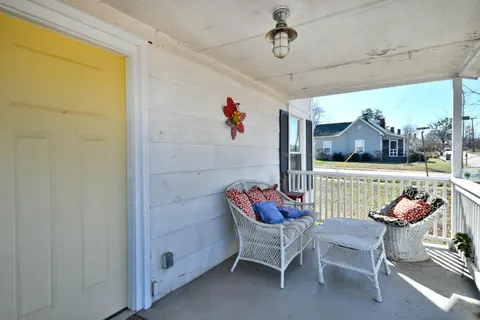 Cozy Cottage: Minutes from Main St, Private Yard