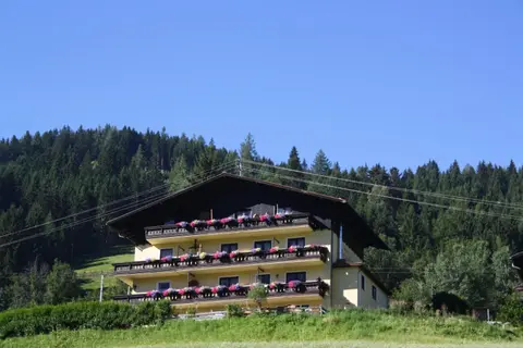 Ferienwohnung am Krausberghof mit Balkon und Parkplatz, Aufenthaltsraum mit Spielmöglichkeiten, Erholung- inmitten der Natur, 6 Fahrminuten zur Alpentherme