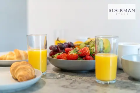 Royal Oak Apartments 1 - Free Parking - 2 Bedroom - 2 bathrooms - - Contractors - Fast Wi-fi - by Rockman Residences