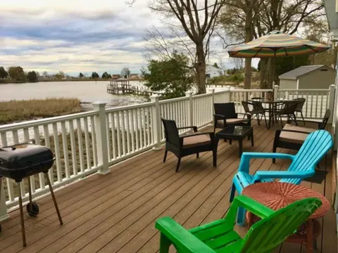 Colonial Beach Bay house with views & canoe