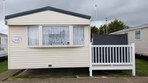 Bright Family Caravan with Deck & BBQ at Seawick Holiday Park, Clacton