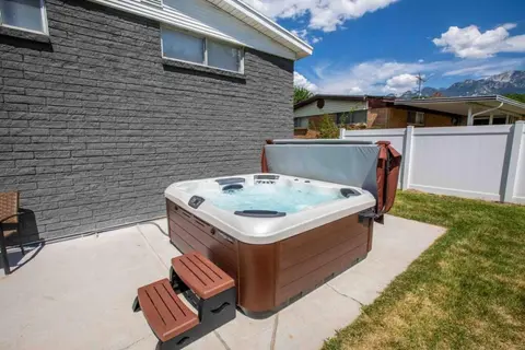 Family Getaway | Hot Tub + Trampoline + Fire Pit + Foosball