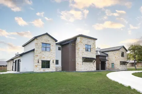 Near Frio Pool Hot tub Two Kitchens For 30