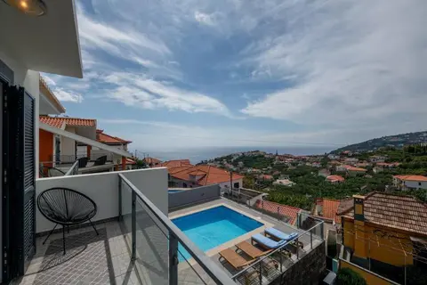 Luxury Haven: Heated Pool, AC & Sun