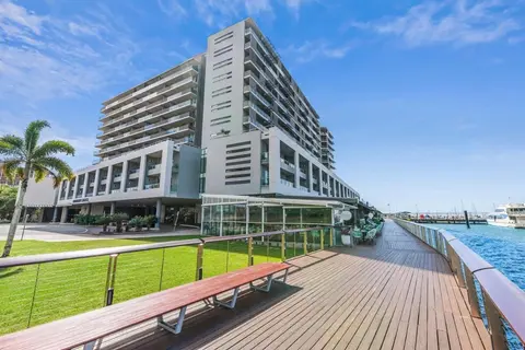 Reef - Waterfront City Pool Sauna & Gym