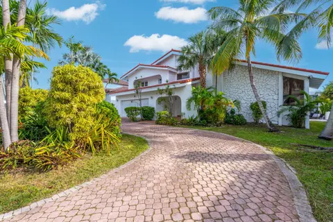 Villa Sola - Waterfront Elegant w/ Lush Greenery and Charm