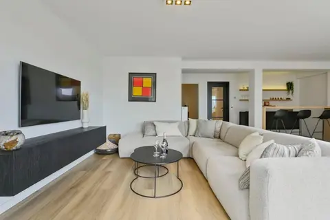 Stunning new and modern apartment with large terrace and free parking