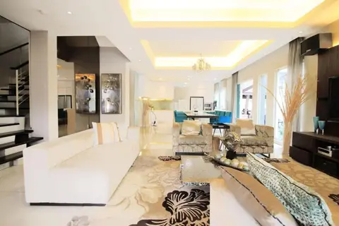 A Spacious & Lux 4BR House with Gazebo