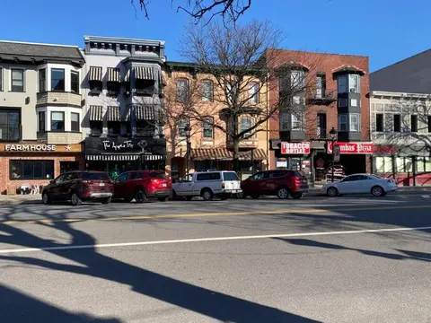Apt in the heart of Main Street