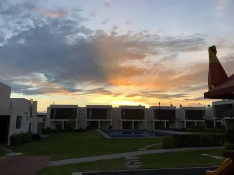 La casa frente a la alberca