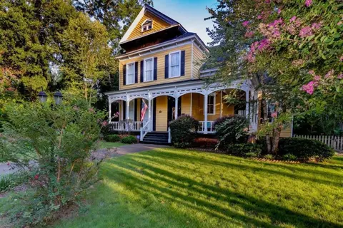 Bumblebee Mansion w Tiny Home Historic Modern