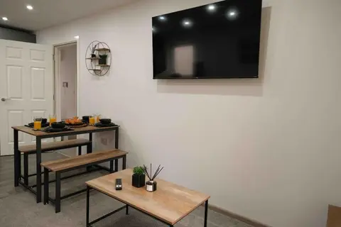 Close to City Centre Apartment - Sleeps up to 5, Perfect for Contractors with Private Secure Parking!