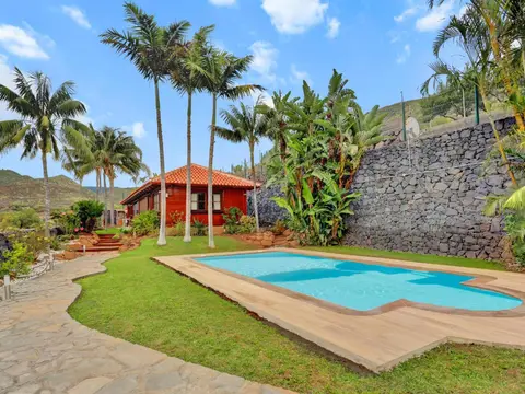 Wooden House with Private Pool Lush Garden