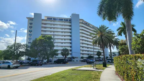 Bayfront Apartment Breathtaking Views- one bedroom w balcony- living room -Free Parking
