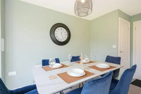 Wavendon House • Sleeps 6 • Driveway Parking • Garden • Fast Wifi • Smart TV • Yoko Property