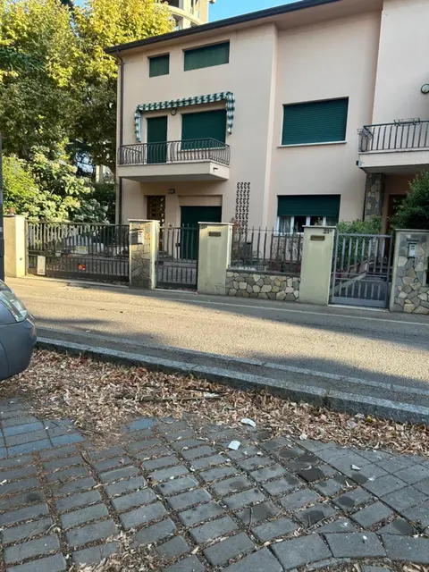 Villetta centro Imola 4 persone in matrimoniale, una piazza e mezzo e un singolo con parcheggio privato gratuito