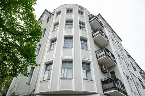 KAISER 02 by ROCKCHAIR Apartments l SUPERHOST Status l 3 Bedrooms Boxspringbeds 2 Bathrooms l Cozy Family & Business Flair 155 sqm 3 Balcony 2nd Floor Elev