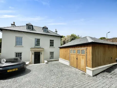 5 Bed Luxury House with Swimming pool