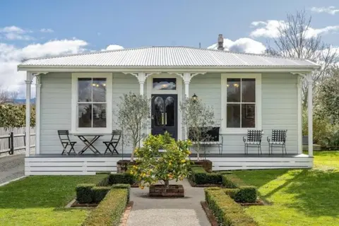 Historic Charm in Greytown - Tranquil setting - walk to town