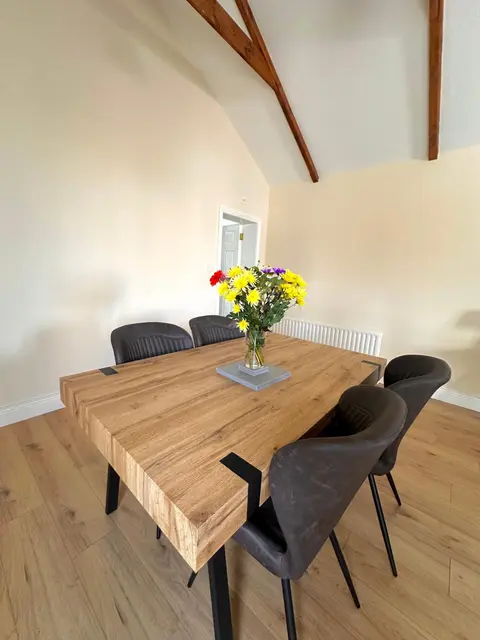 A Cosy & Spacious Retreat with High Ceilings- Glen Cottage