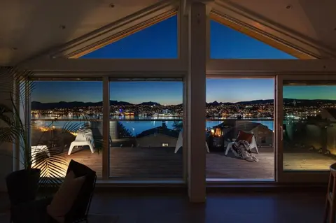 Moderne sentral villa med fantastisk utsikt over byen