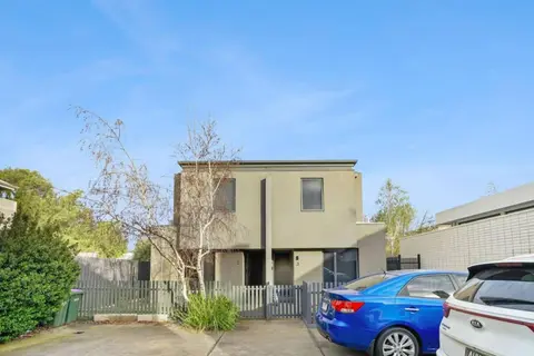 Central dog friendly townhouse.
