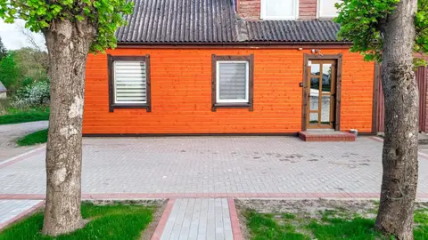 Butas ant ežero kranto