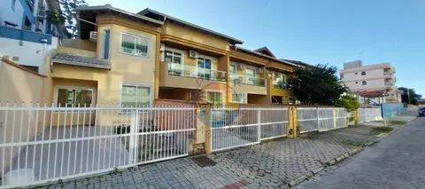 Sobrado no Centro de Bombinhas - próximo a praia e comércio em geral