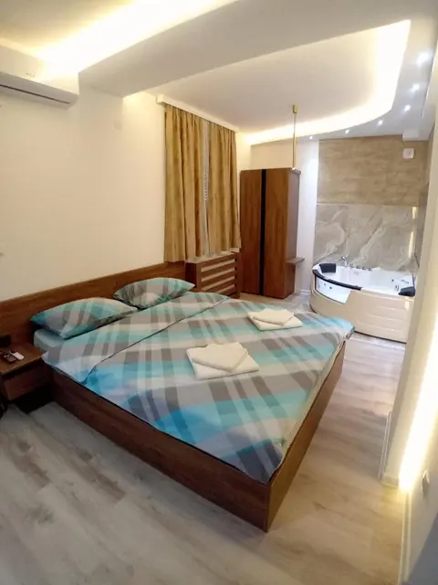 Aqua Studios with Spa & Free Parking