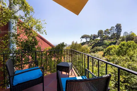 Hollywood Hills Retreat w Sweeping Views 2 Bd 2 Bt
